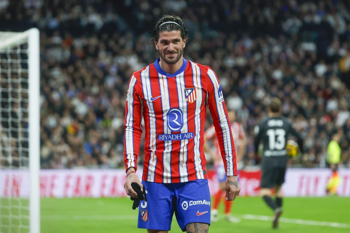 MADRID, 08/02/2025.- El centrocampista argentino del Atlético de Madrid, Rodrigo de Paul, tras ser sustituido durante el partido de LaLiga de fútbol que Real Madrid y Atlético de Madrid disputan este sábado en el estadio Santiago Bernabéu. EFE/Juanjo Martín.. real madrid . atletico madrid. liga españa 2024/2025 real madrid . atletico madrid. 23. accion. santiago bernabeu
