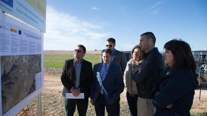 Agricultura contrata el acondicionamiento de nueve caminos rurales