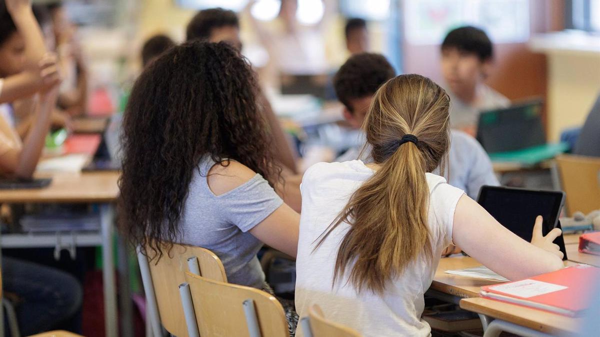 Dos jóvenes estudiantes en una aula.