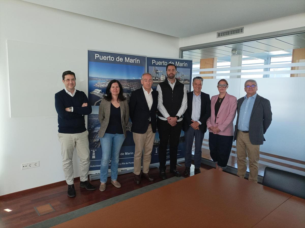 Los empresarios ecuatorianos con Suárez Costa y otros representantes del Puerto de Marín