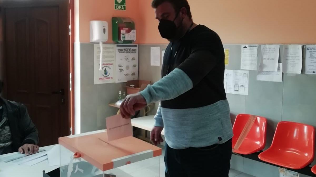 César Mayor, candidato de UPL por Zamora a las Cortes, y alcalde de Vecilla de la Polvorosa, votando en Morales de Rey esta mañana.