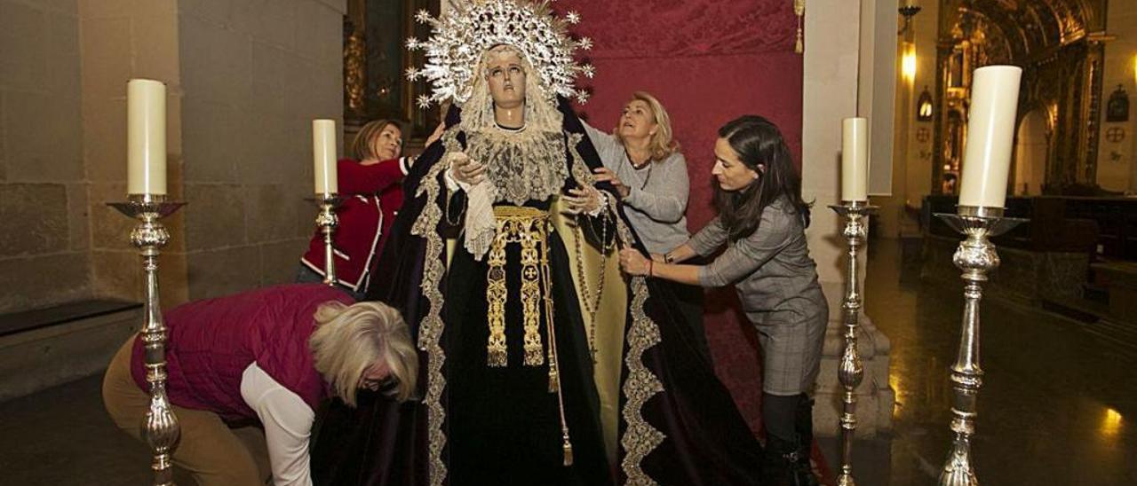 La Virgen de las Penas está en la antesacristía del templo, junto a San Nicolás y el Resucitado.