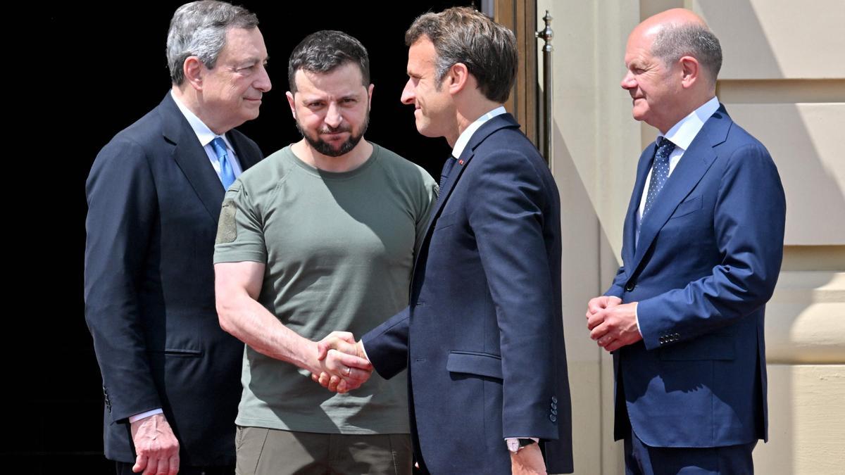 Macron estrecha la mano a Zelenski en presencia de Draghi y Scholz, este jueves en Kiev.