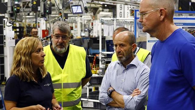El CEO de Lancia, Luca Napolitano, visitó la semana pasada en la fábrica de Figuruelas junto a su director. | EL PERIÓDICO