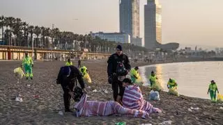 Un bebé de un mes y un hombre, heridos graves en una noche de Sant Joan con un millar de avisos a los bomberos