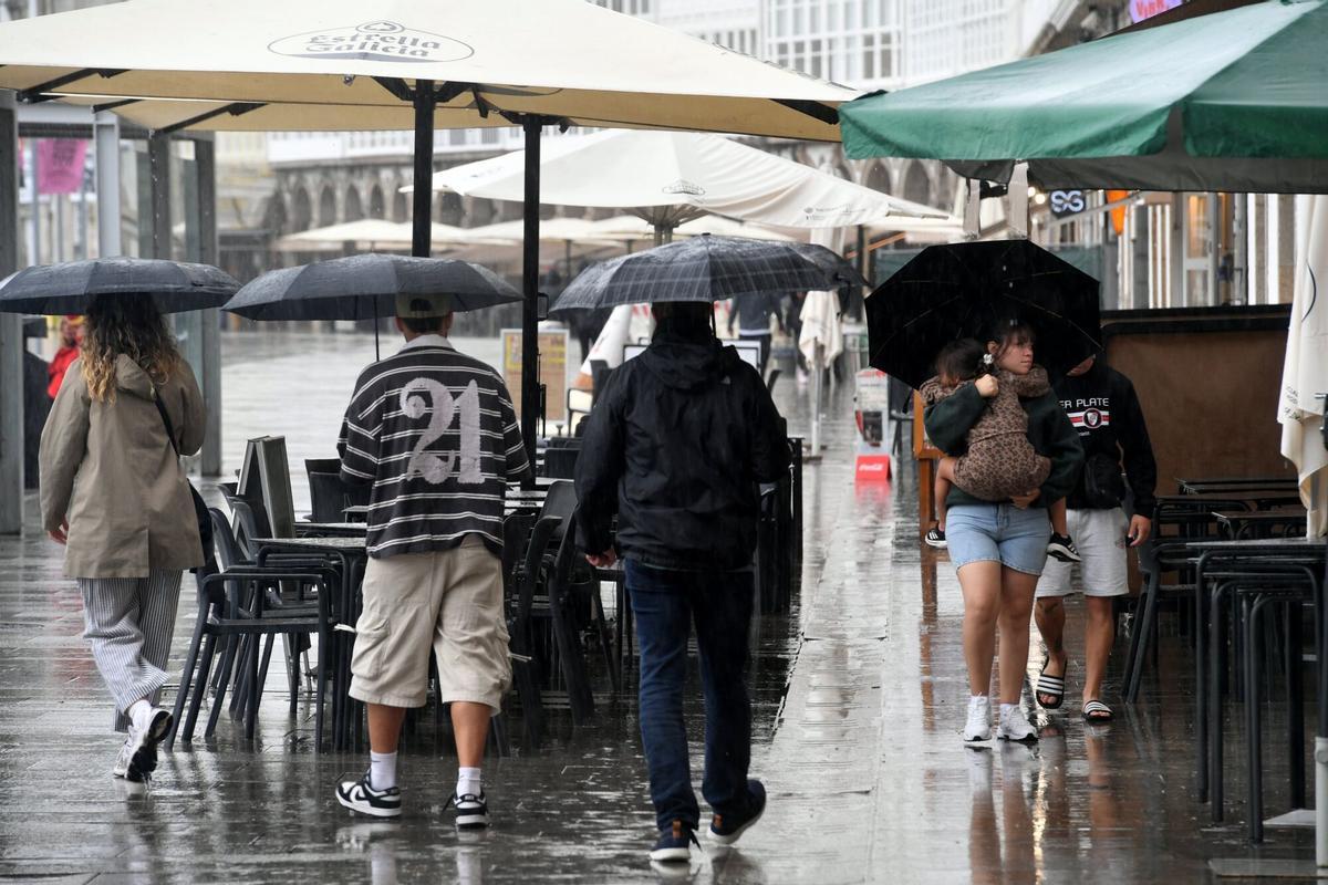Una gran tromba de agua causa inundaciones en varios puntos de A Coruña. Una gran tromba de agua causa inundaciones en varios puntos de A Coruña.
