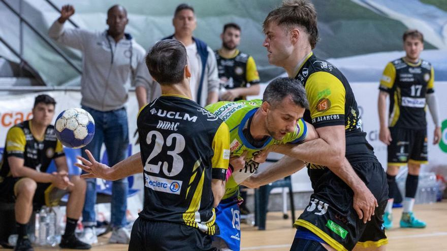 El Balonmano Zamora Enamora sigue con vida mediada la encarnizada lucha por la salvación