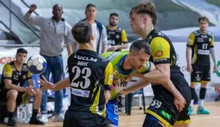 El Balonmano Zamora Enamora sigue con vida mediada la encarnizada lucha por la salvación