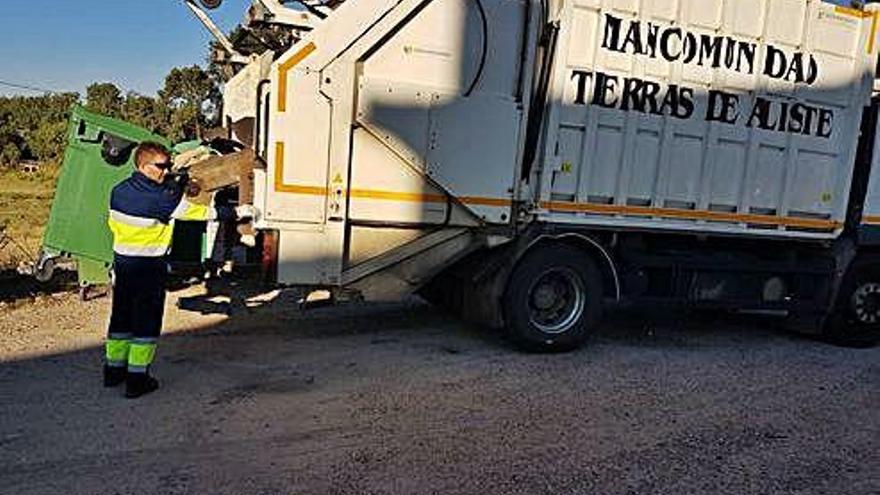 Un operario realizan los trabajos de recogida de residuos con un camión de Tierras de Aliste