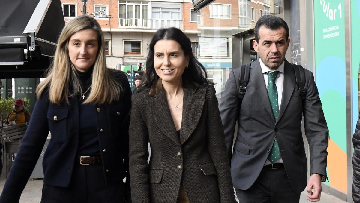 Aída Peñalver, Montserrat Lluis y Rubén Martínez Alpañez, este martes por la tarde tras la conclusión de la reunión en la sede de Vox en Murcia.