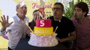 Andreu Buenafuente celebra alcanzar la quinta edición junto al equipo que hace posible el Singlot. De izquierda a derecha: Joan Roselló (The Project), Mercè Puy y Enric Cambray.
