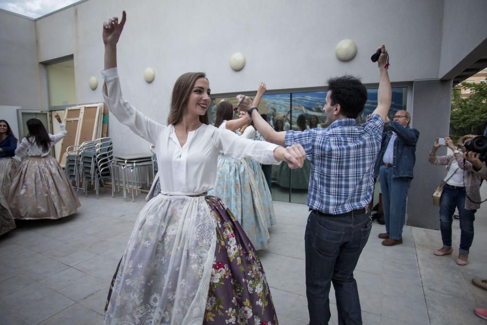 Ensayo de la Dansà con la fallera mayor y la corte