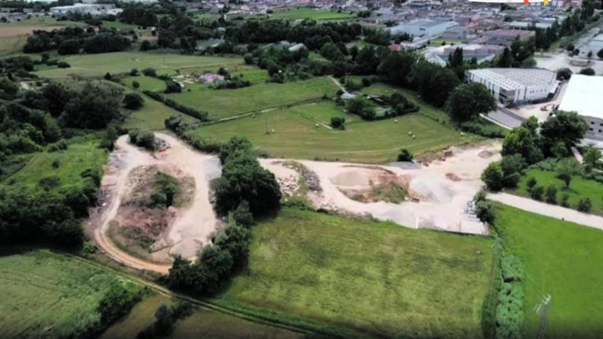 Banyoles sanciona una empresa per acumular materials en una finca