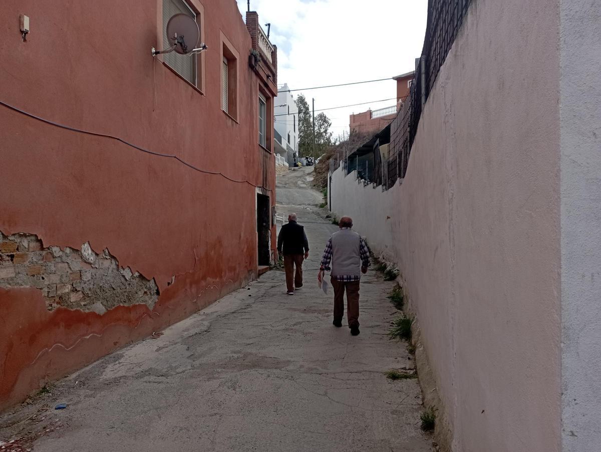 La calle, junto al Camino del Colmenar, tiene una pendiente muy pronunciada.