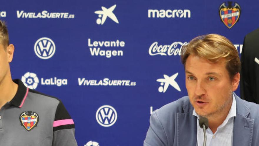 Langerak, junto a Quico Catalán el día de su presentación.