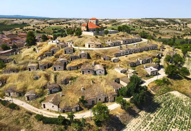 "El pueblo Hobbit en España", un vecindario con las mismas bodegas que habitantes