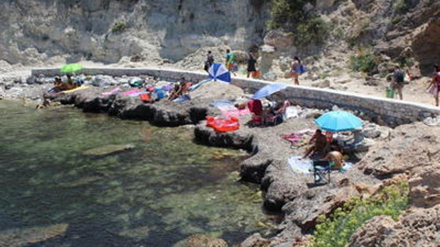 Los bañistas buscan la comodidad del lecho que forman los arribazones de posidonia.