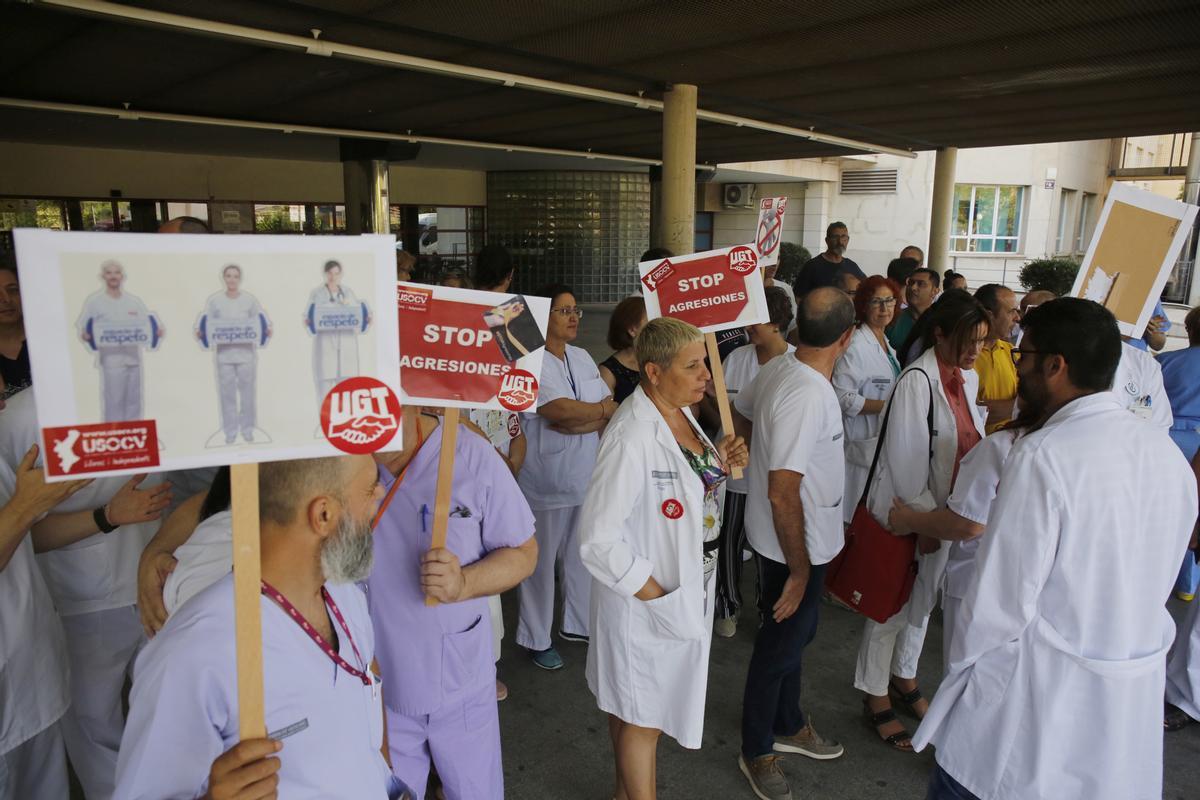 Protesta de enfermeros ante el Hospital Doctor Balmis