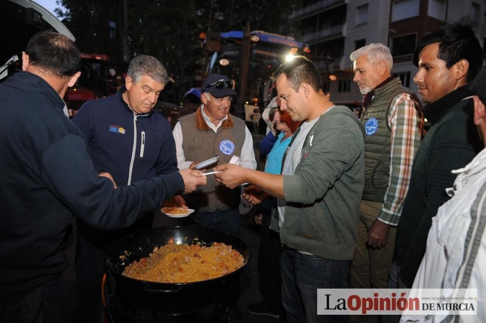 La noche de protesta de los agricultores se pasa con migas