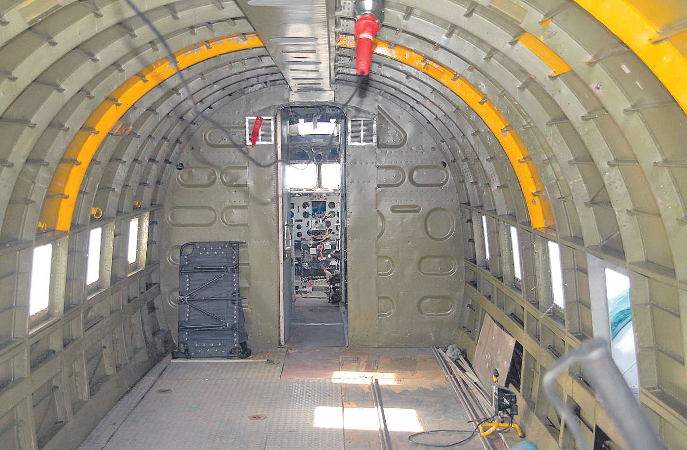 Interior del DC-3, un avión de fabricación americana.