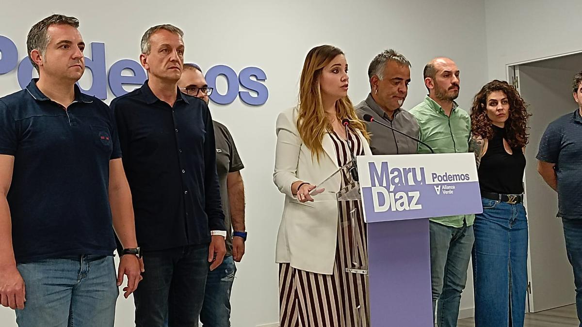 Maru Díaz y miembros de la dirección de Podemos Aragón, en la noche electoral del 28M.