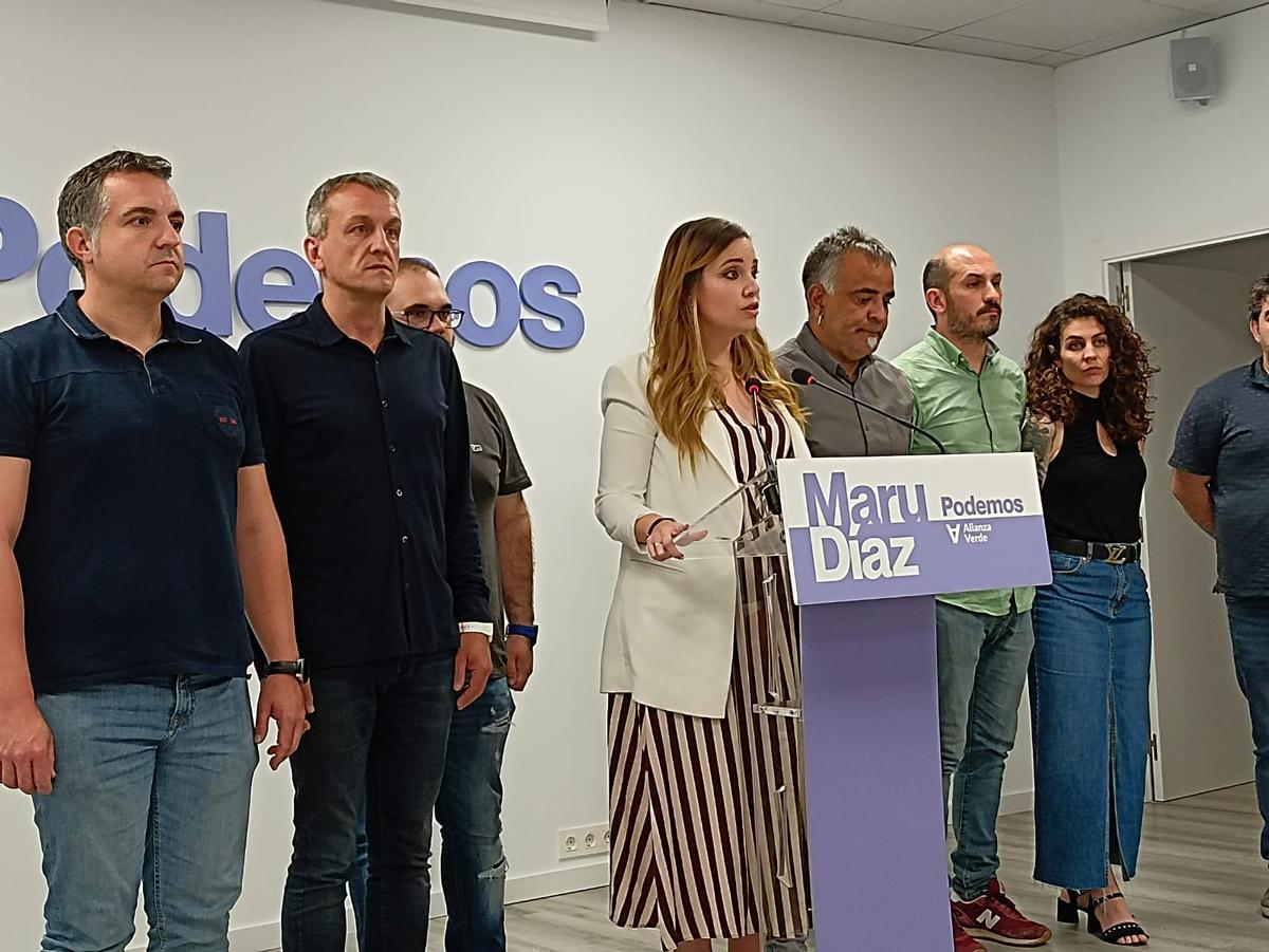 Maru Díaz y miembros de la dirección de Podemos Aragón, en la noche electoral del 28M.