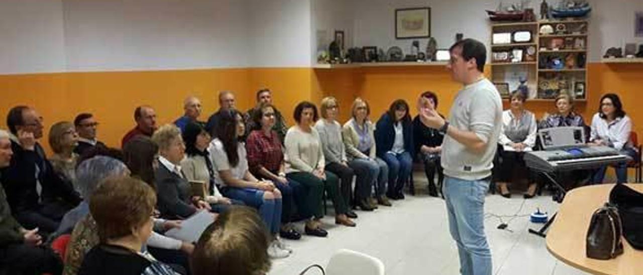 Jesús Gavito dirigiéndose a los coralistas durante la reunión para preparar la nueva canción.