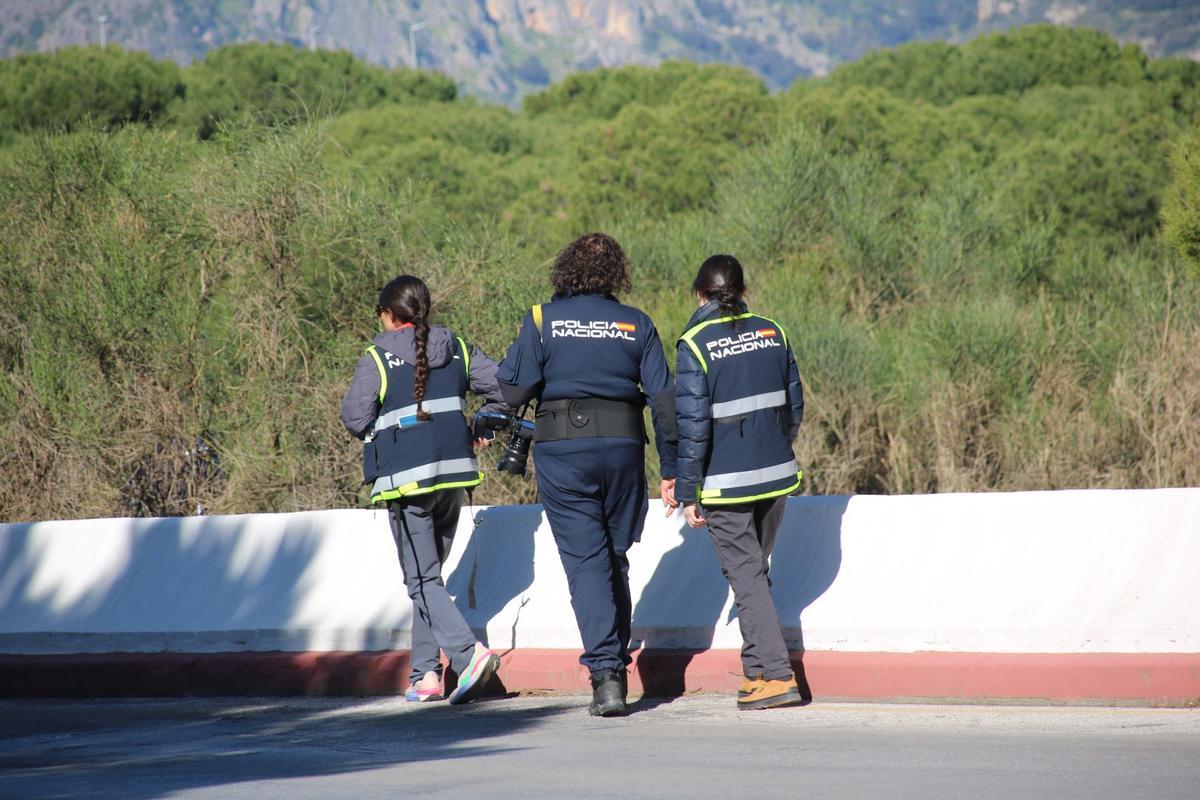 Tres agentes que han participado en los trabajos de búsqueda.
