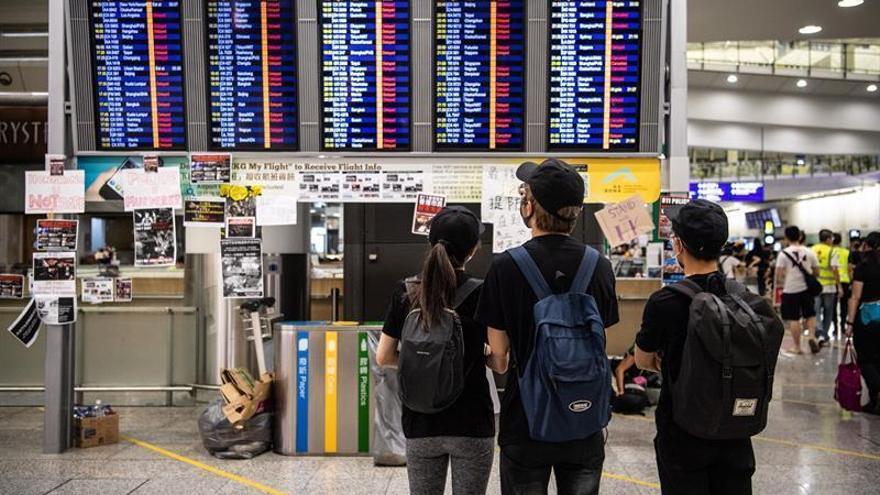 El aeropuerto de Hong Kong reabre sus puertas tras las protestas masivas