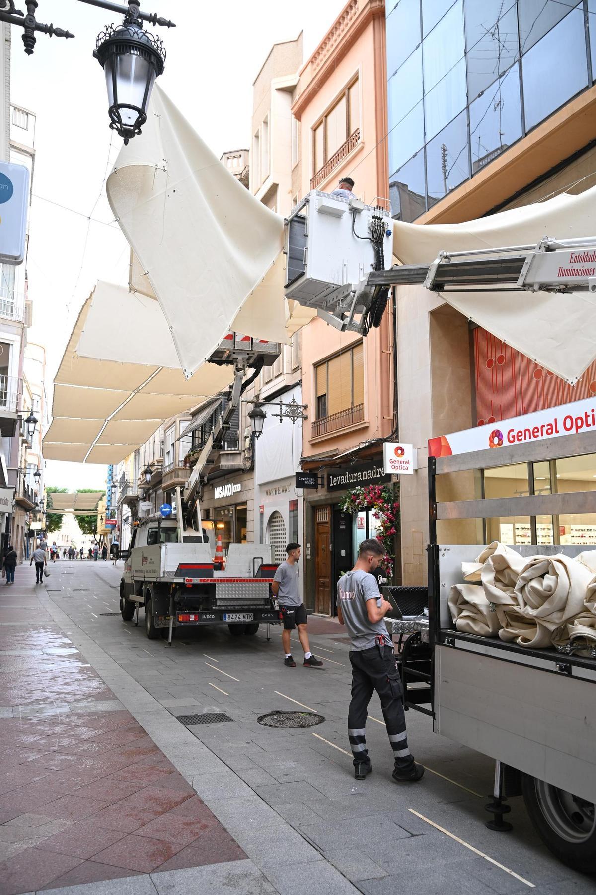 Plan Sombra: desmontaje "exprés" de los toldos del centro de Elche, que ...