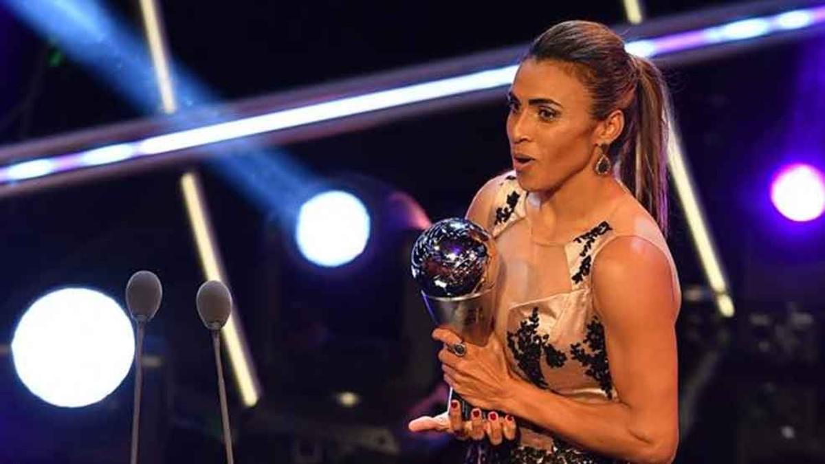 Marta con el trofeo 'The Best' de la FIFA a la mejor jugadora de 2018