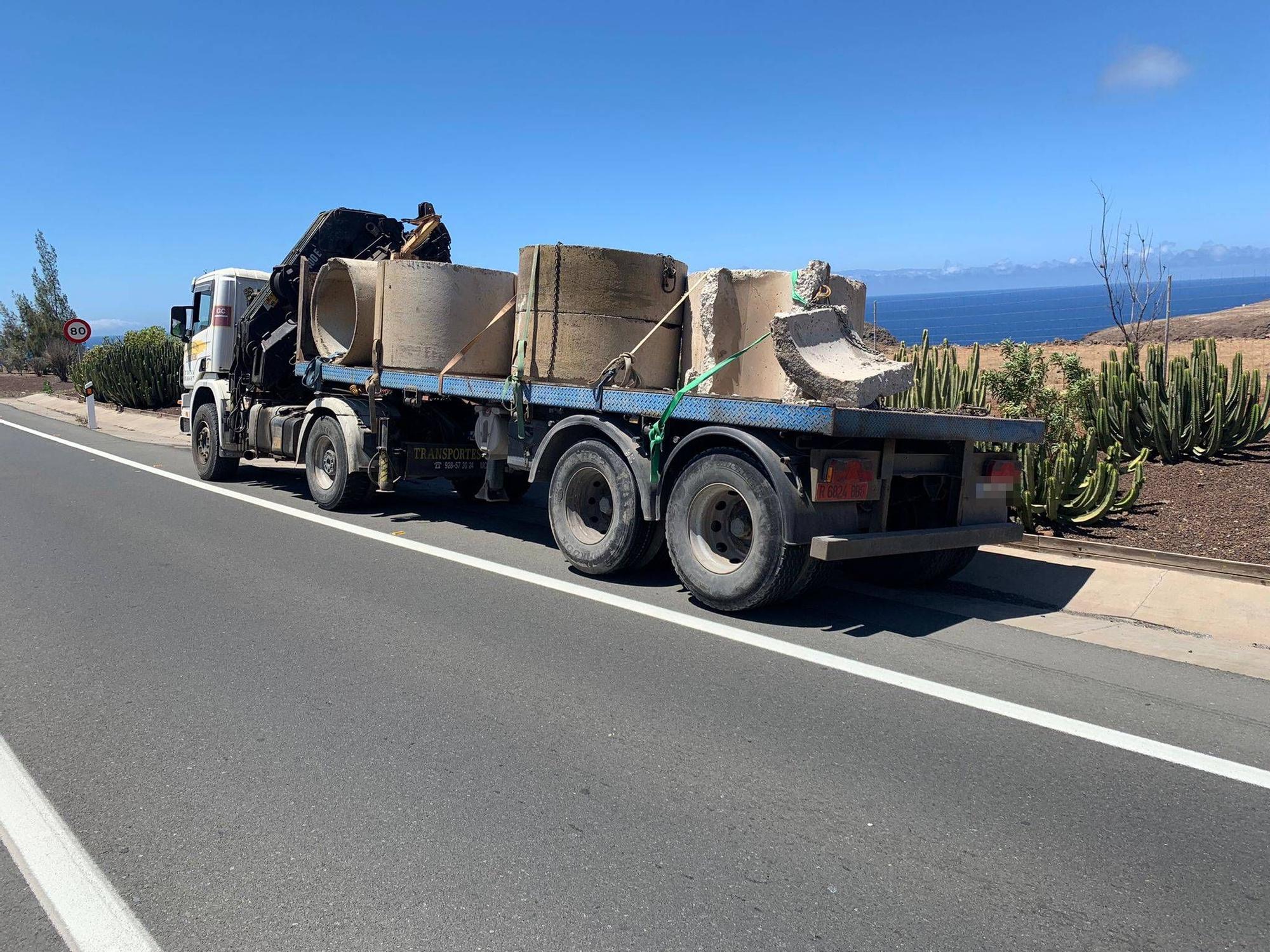 Accidente entre un camión y un turismo en la GC-2