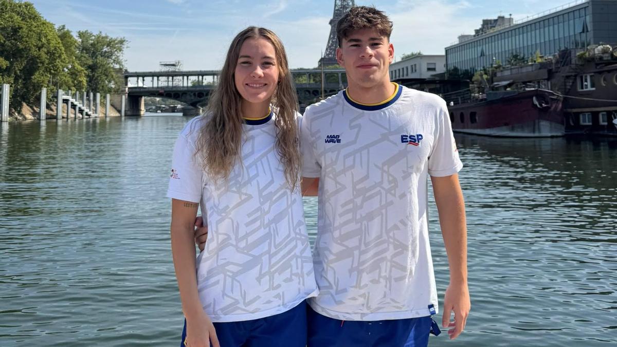Paula Otero y Mateo García posan a orillas del río Sena.