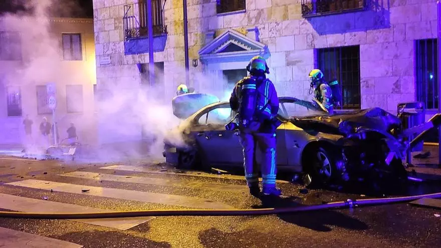 Un BMW estrellado e incendiado en Zamora tras arrollar una farola, un semáforo y dos cuadros eléctricos