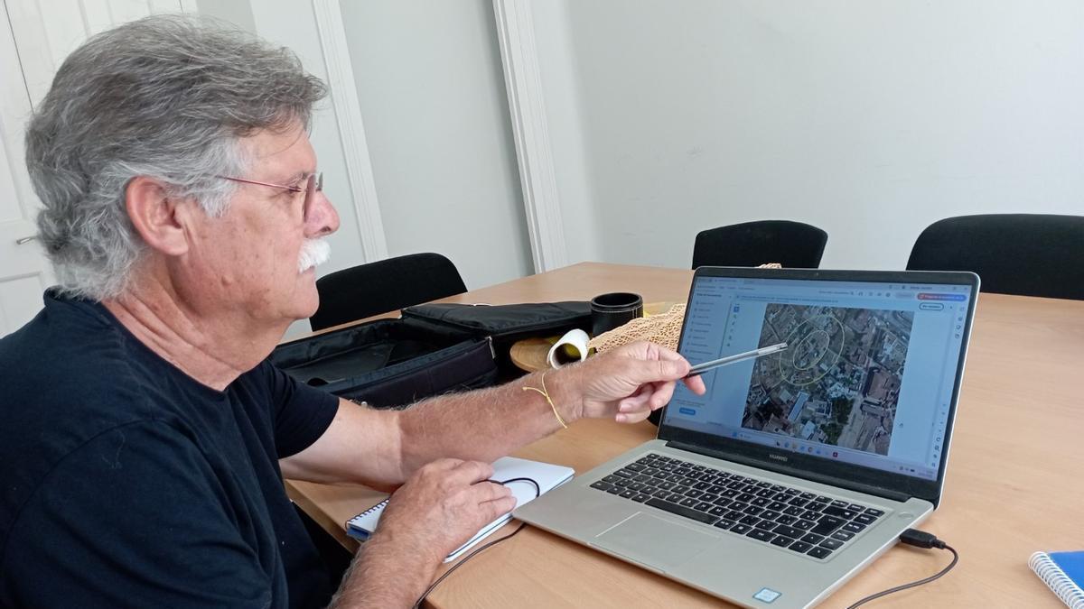 Cristóbal Díaz Lozano muestra la figura del posible anfiteatro romano de Málaga, muy parecido al de Cartagena.