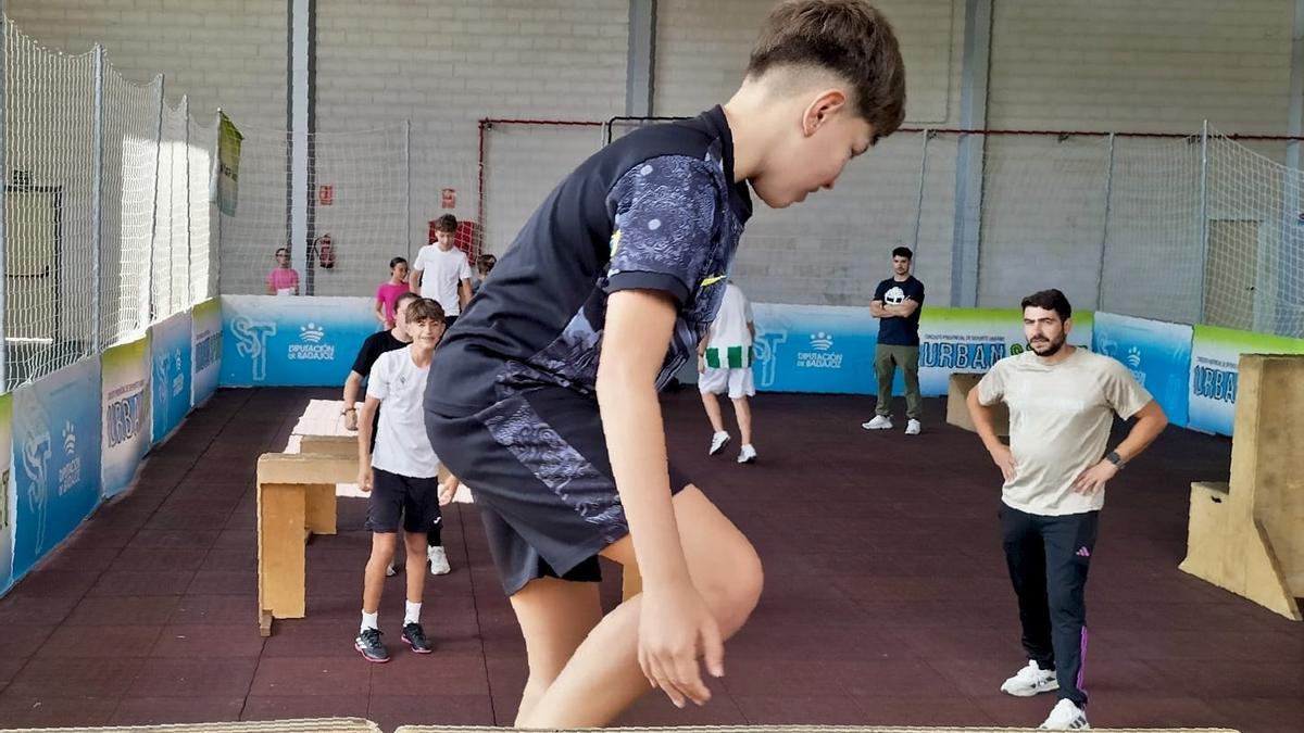 Alumnado del IES Maestro Juan Calero practicando parkour