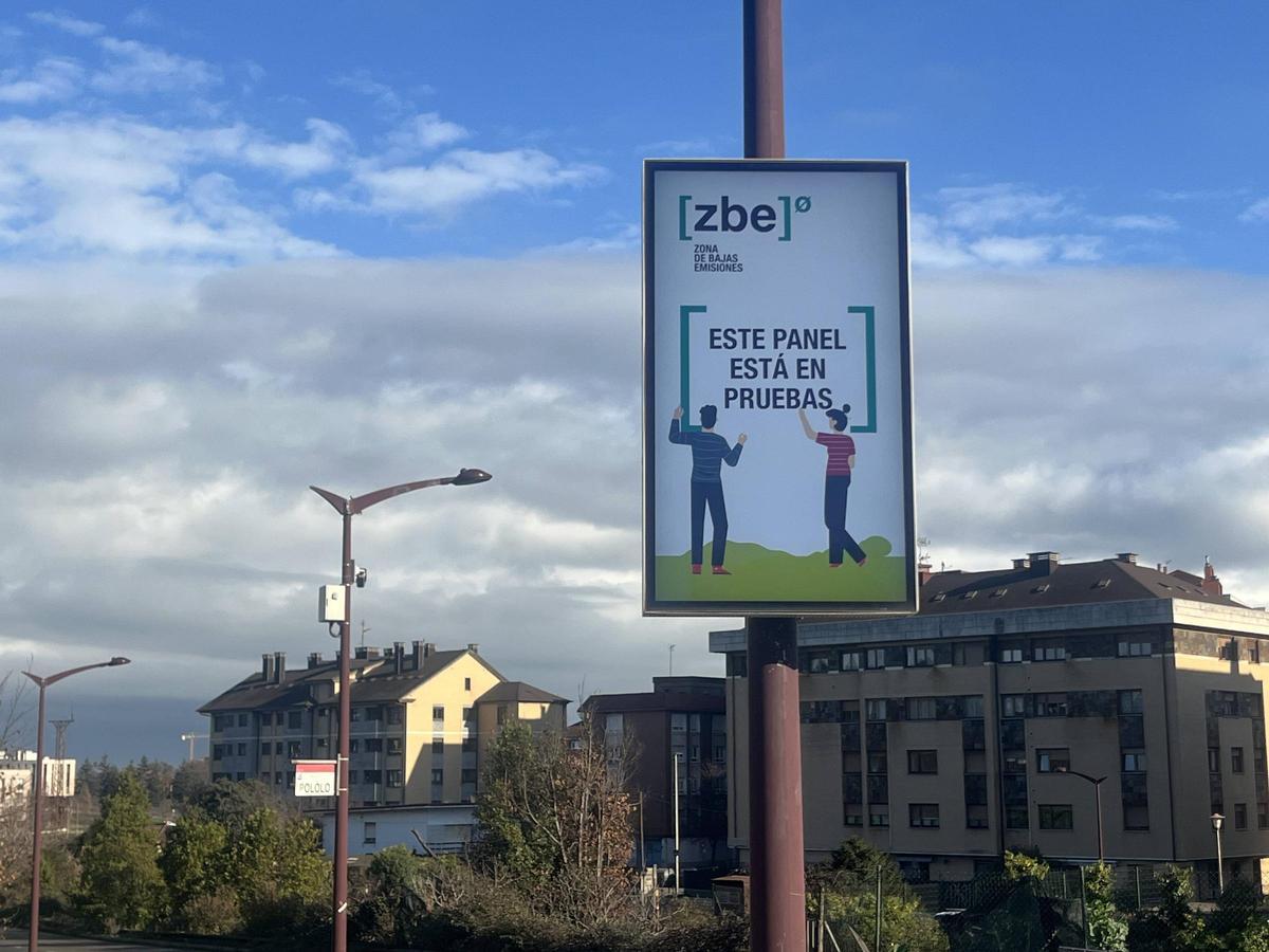 Uno de los carteles que anuncian la ZBE de La Calzada desde hace meses.