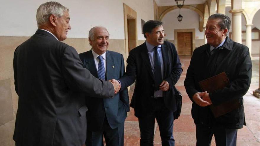 Por la derecha, Mayor-Zaragoza, Félix González Argüelles y Vicente Gotor saludan al presidente del CES, Nicolás Álvarez, en el edificio histórico de la Universidad.