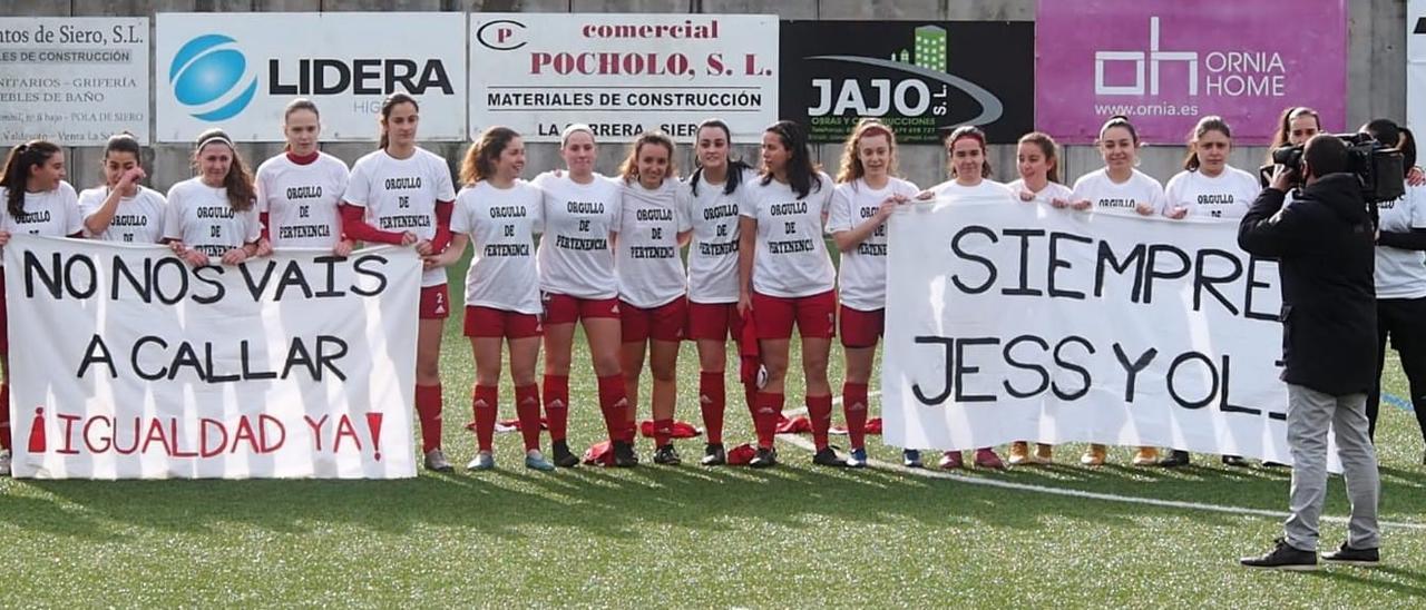 Las jugadoras del Covadonga, durante su protesta el pasado domingo en el campo de El Bayu.