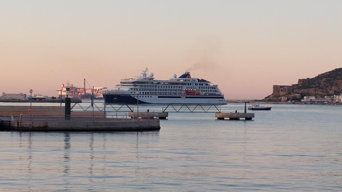 El crucero &#039;Hanseatic Nature&#039; realizando una escala en Cartagena.