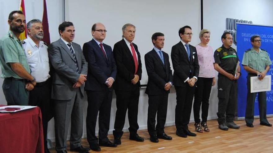 Los tres condecorados posan con las Medallas al Mérito de la Protección Civil junto a las demás autoridades.