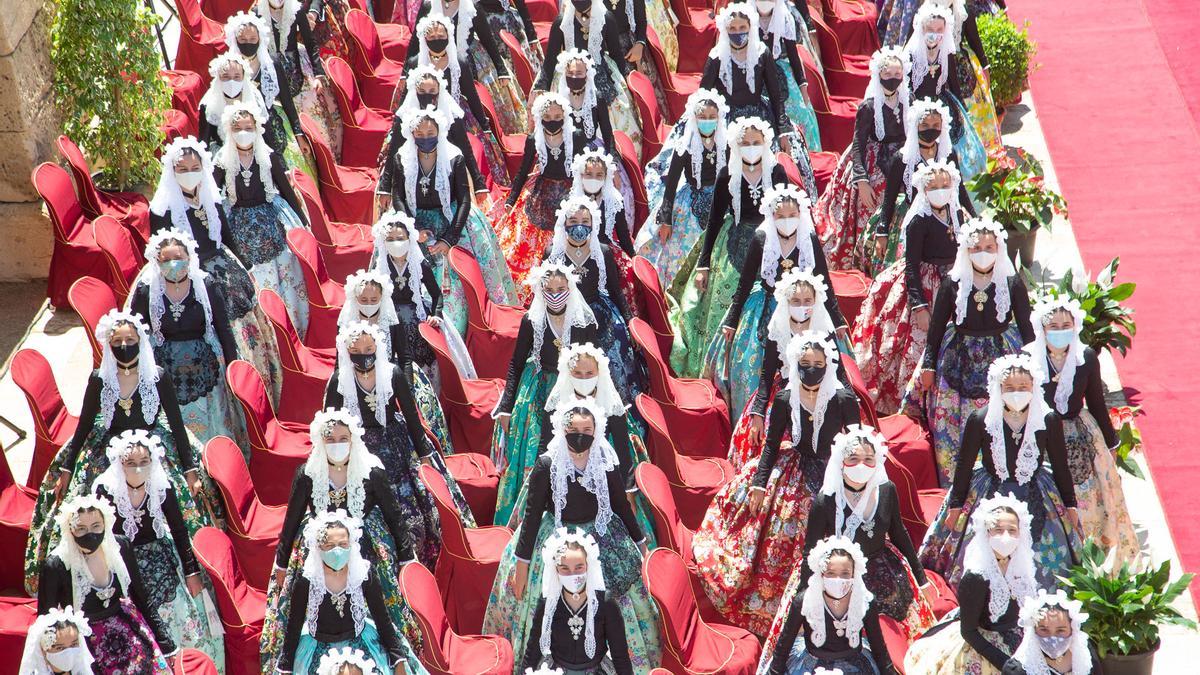 Las 82 candidatas a Bellea del Foc Infantil se reúnen en el Castillo de Santa Bárbara