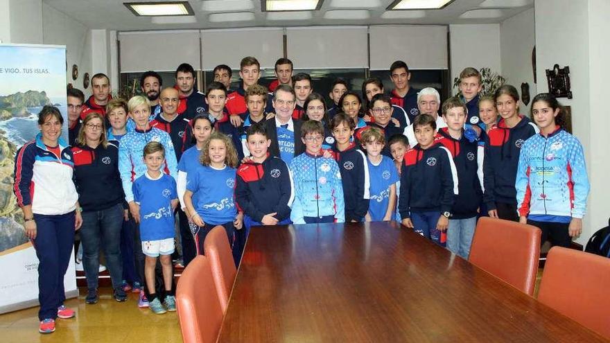 Niños y técnicos del Mar de Vigo, en la sala de la junta de gobierno con Caballero y Fernández.
