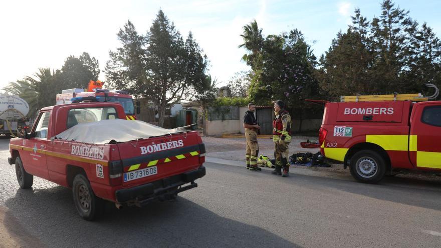 Los bomberos de Formentera en la extinción del incendio en el restaurante ‘A mi Manera’, en octubre de 2023.