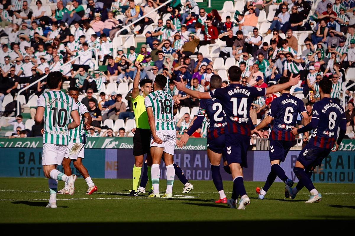 Rubén Alves, otro de los amonestados en el choque, ante González Díaz.