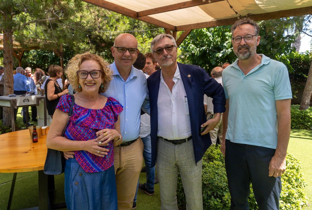 Pedro y Carmen del Banco de España y Alberto Miñano, cirujano vascular y jefe QX de la plaza de toros Alicante