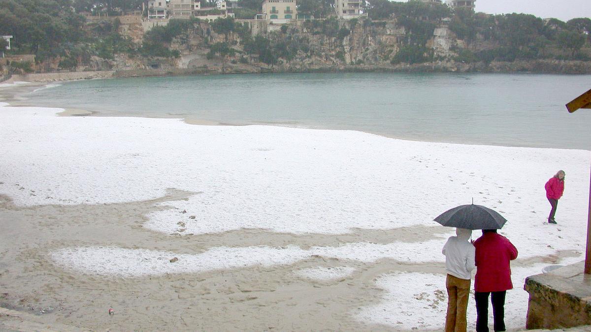La playa de Portocristo nevada en 2005