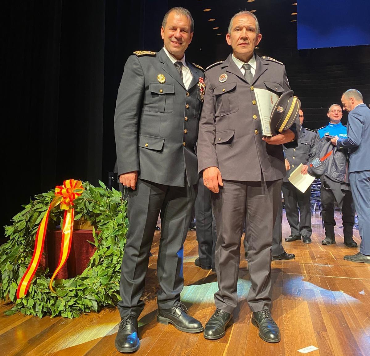Ramón Gómez, jefe de la Policía Local de Toro (derecha), junto a uno de sus compañeros condecorados con la Medalla del Plata al Mérito.