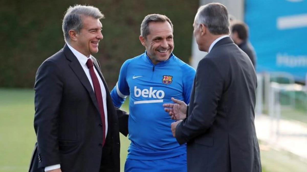 Sergi Barjuan saluda a Laporta y Yuste