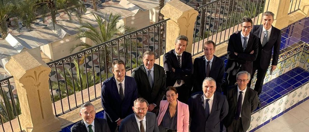 Los socios de Garrigues en la terraza de sus nuevas oficinas en Alicante.